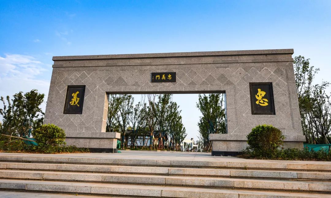 忠义门从东园主门进入眼之所至笔直的树干郁郁葱葱的树冠穿过景观大道