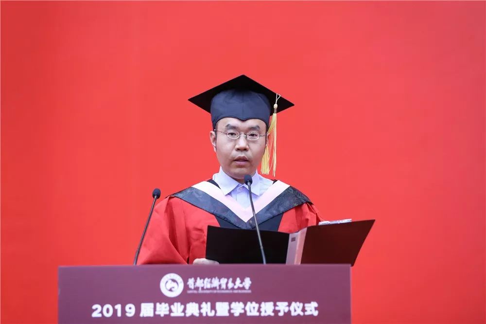 法学院张世君教授作为导师代表叮嘱同学们"功名利禄虽可贺,正直善良尤