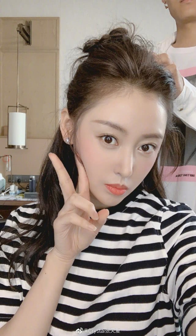 原创张天爱深夜晒自拍生图红扑扑脸蛋素颜超扛打