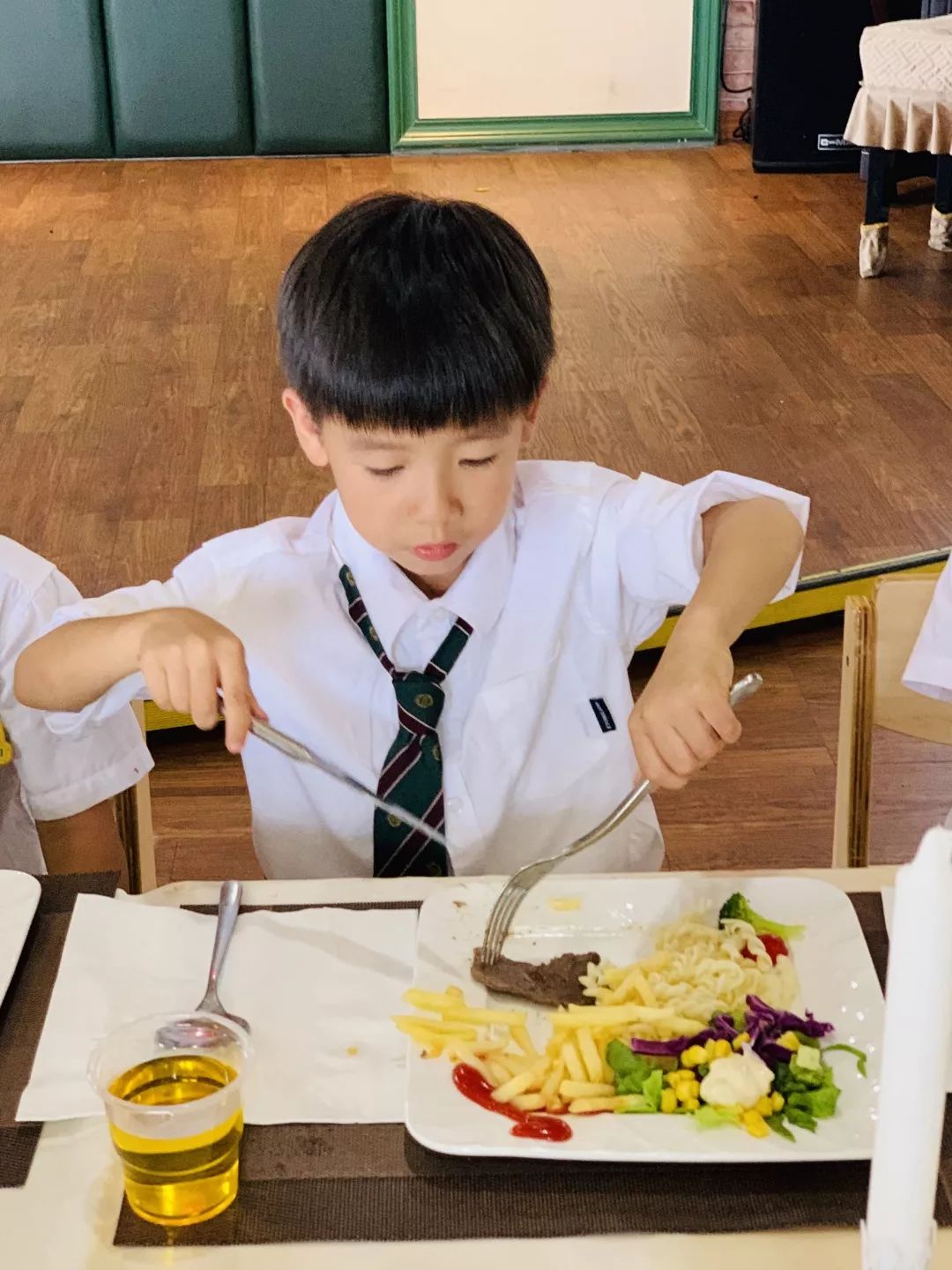 优雅气质从"吃"开始——记小绅士小淑女西餐派对体验日_礼仪