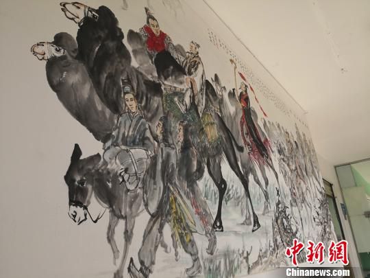 王作寶的16米長卷《絲路百駝圖》上繪畫了百餘頭神態各異的駱駝,一幅