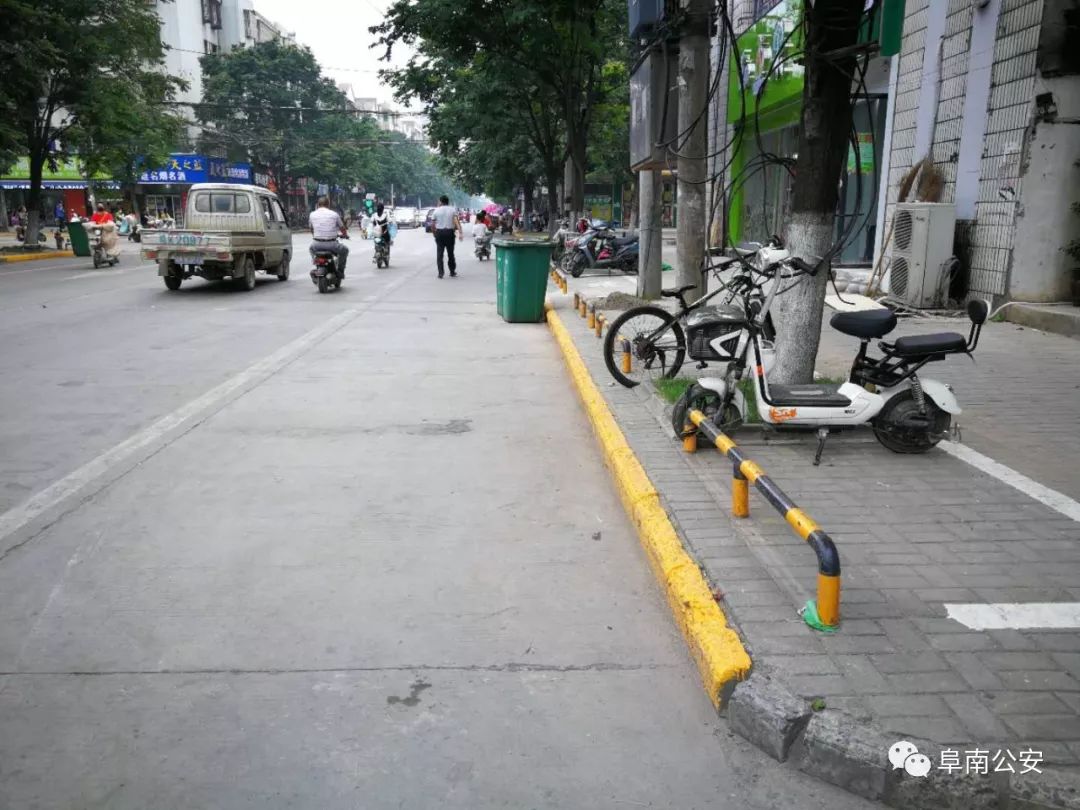 阜南街头这些黄色马路牙子是啥意思?来,蜀黍告诉你