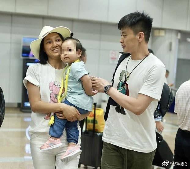 朱丹机场素颜照曝光,37岁的她状态年轻仍似少女_周一围