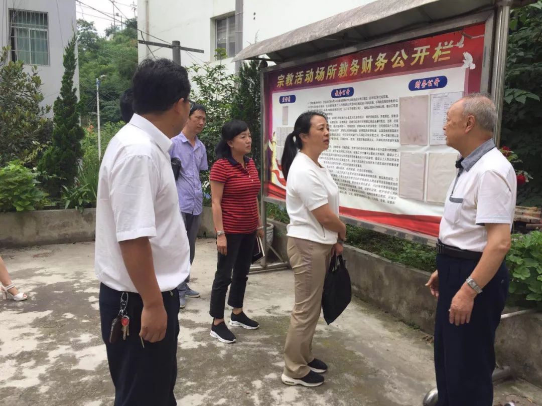 七星关区委常委,统战部部长袁媛陪同