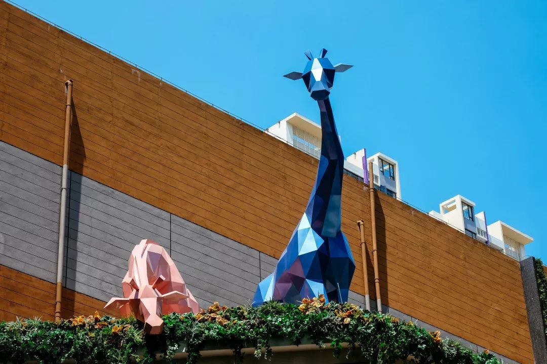 在建筑设计方面,秉持购物公园"自然"的核心,广州南沙悠方购物公园延续