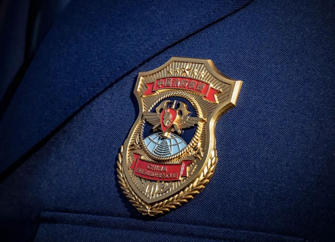 空隙处为蓝色主体颜色为金黄色金属小帽徽帽徽分为金属大帽徽//帽徽