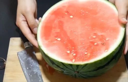 切西瓜别用老一套了这样切简单又美观吃起来还不会弄脏嘴