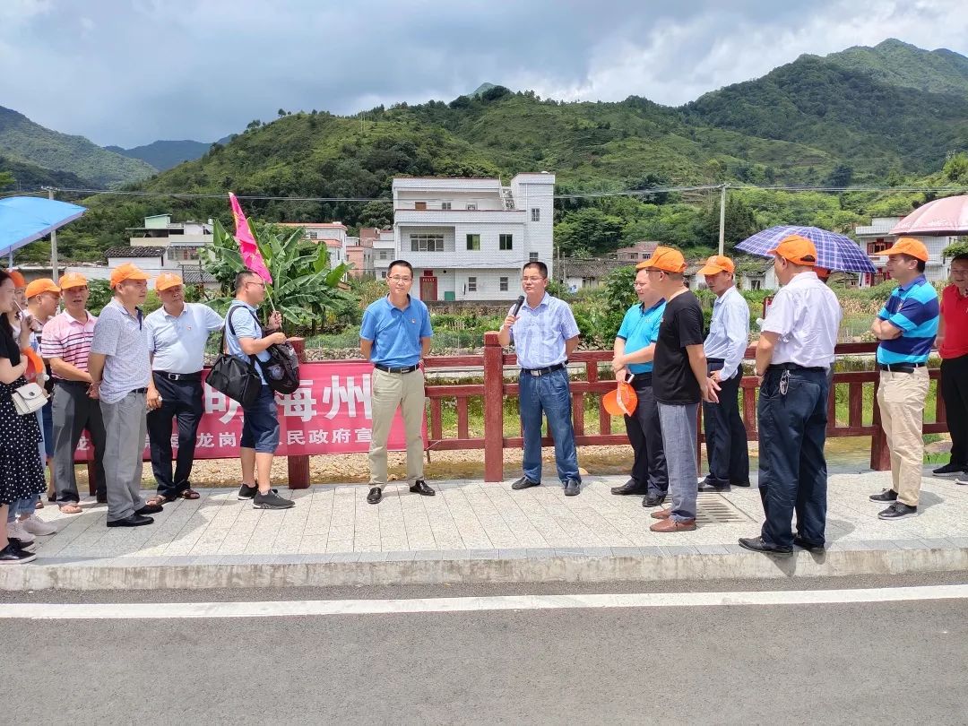 同时,镇村两级干部还认真学习了马图村围绕红色文化,在基础设施建设