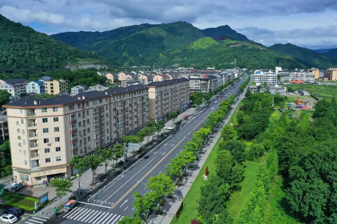 图为小城镇环境整治后的泽雅街道及景观.