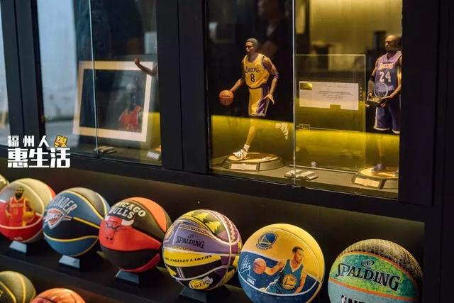 nba球队限量篮球在这里可以见到科比的签名你