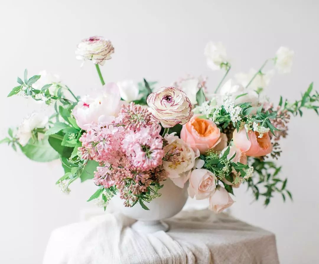 花色要冷,插花要野.这些清凉系花束专治夏季燥热