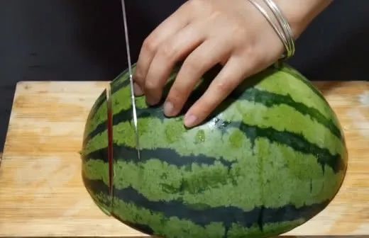 切西瓜别用老一套了这样切简单又美观吃起来还不会弄脏嘴