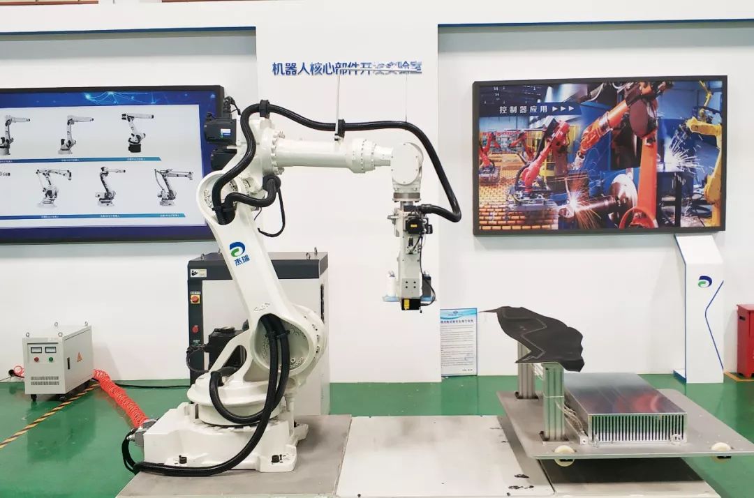 国内首套3d缝纫机器人研制成