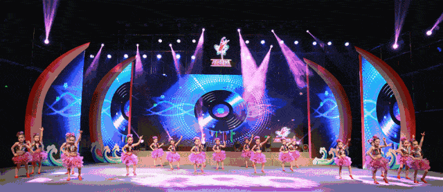 来水西门购物中心吧!这里有一群孩子.