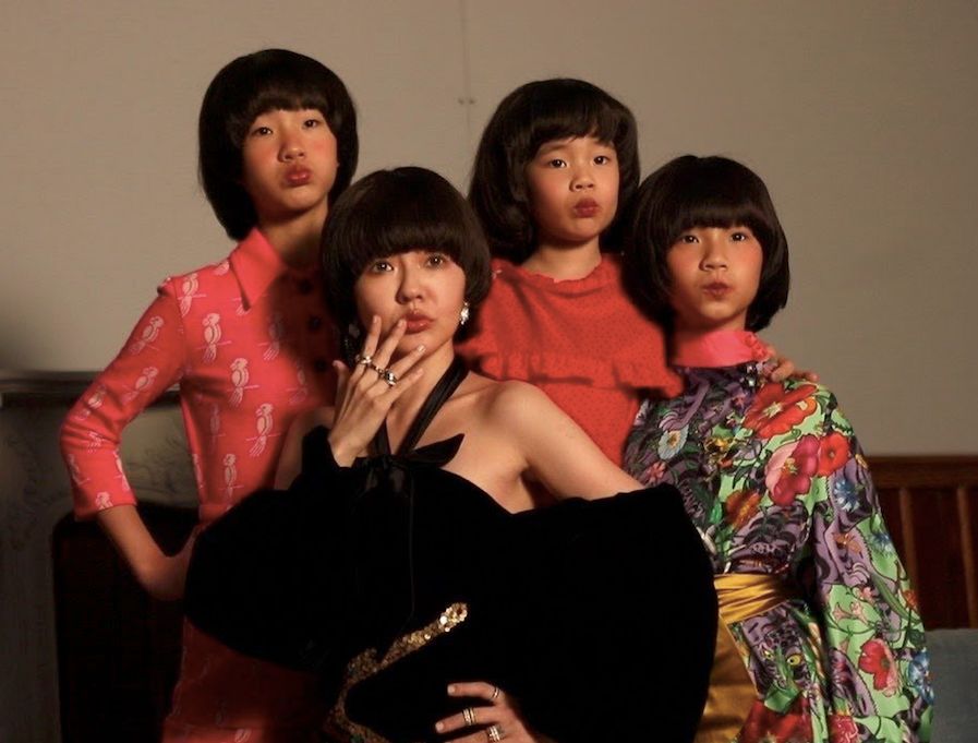 羽毛纱裙她都能驾驭,而这两款发型也也很适合她的五官,徐熙娣简直是把