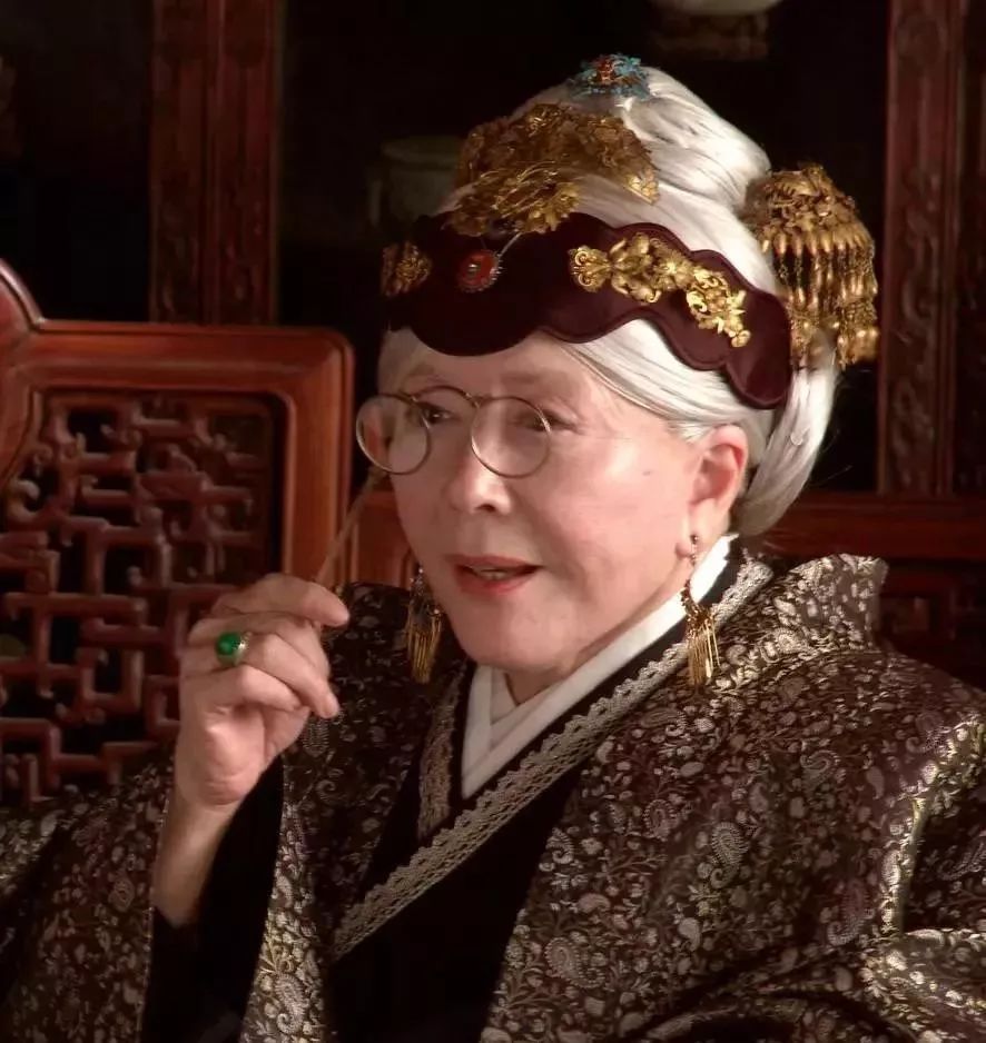 "贾母"象征着周采芹被国人熟知,也意味着她完成了自己人生演绎事业的