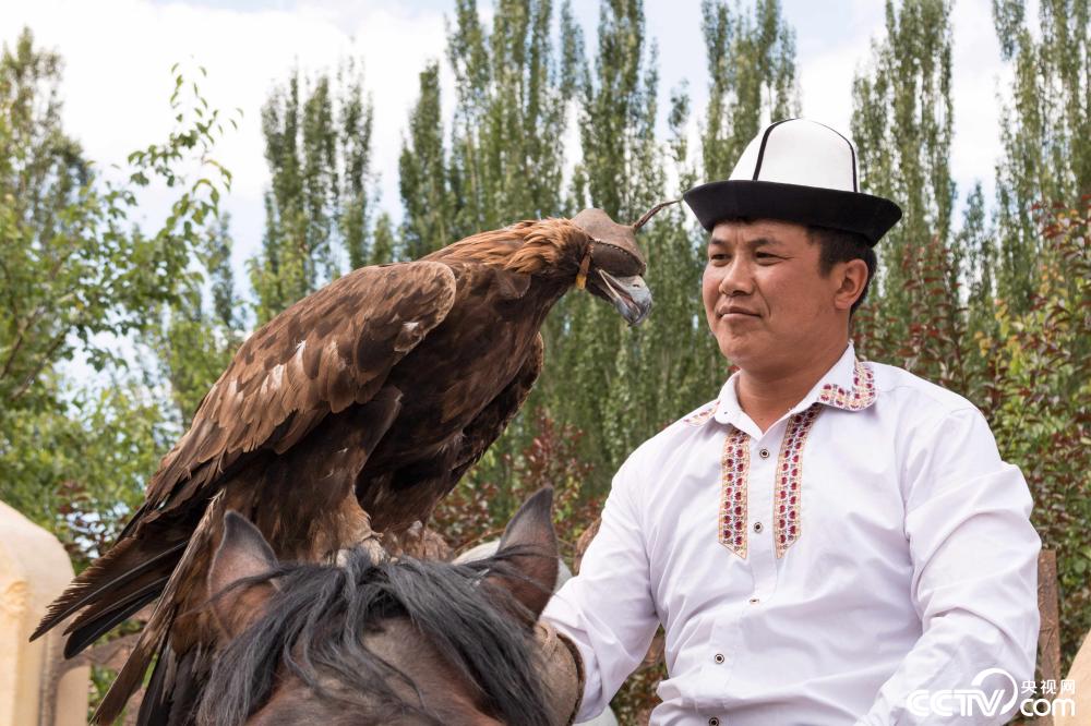 骑马,驭鹰 古老柯尔克孜族迎来新生机
