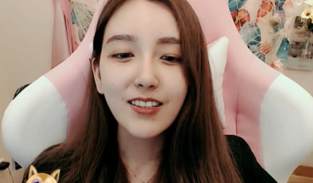 rita竟是"女装大佬"?直播卸妆撞脸艾比,神似"亲姐妹"