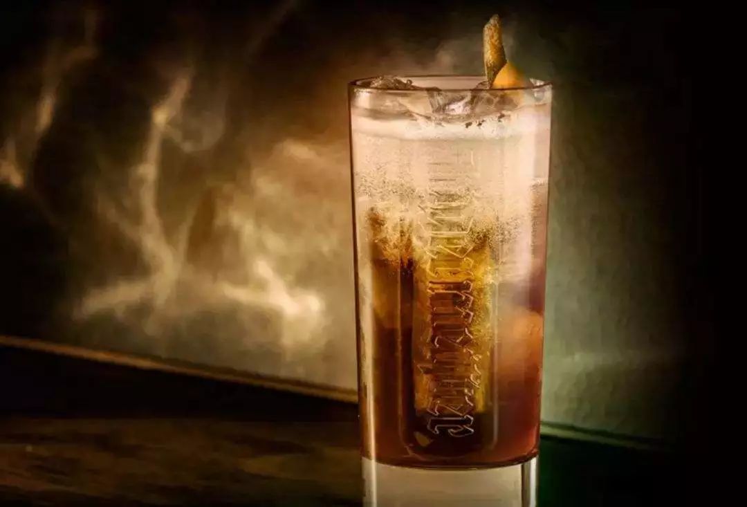 装修氛围浪漫的围绕着用餐者鸡尾酒颜值高到天上送上一杯好看的鸡尾酒