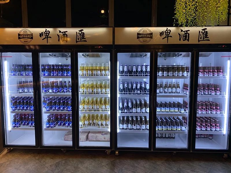 幽里有年轻人最爱的野格俗称"圣鹿"哥伦杯装半杯红牛子弹杯装一杯野格