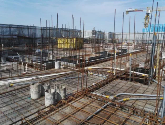 完成3层楼正在进行钢筋问题整改21层顶板钢筋绑扎完成2号楼水电安装