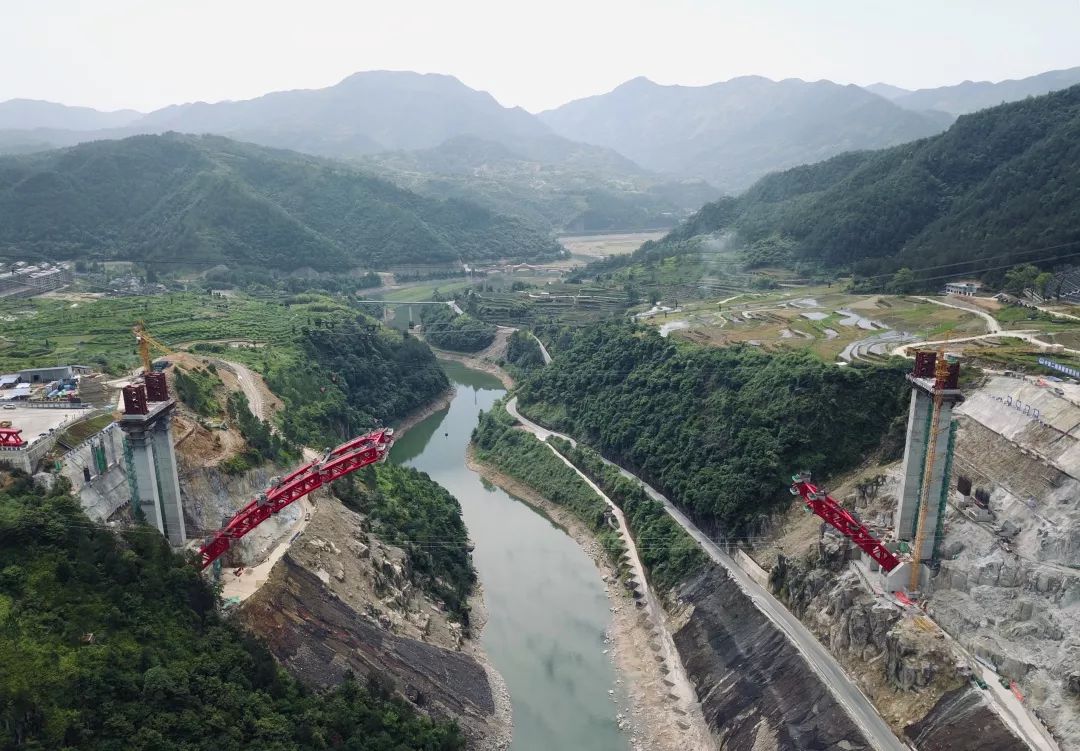 龙丽温高速文泰段南浦溪特大桥主跨钢拱肋顺利合龙