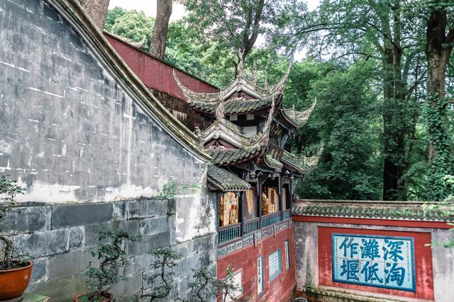 说起二王庙,每个去过都江堰旅游的人的人都被这几乎要爬一座的寺庙