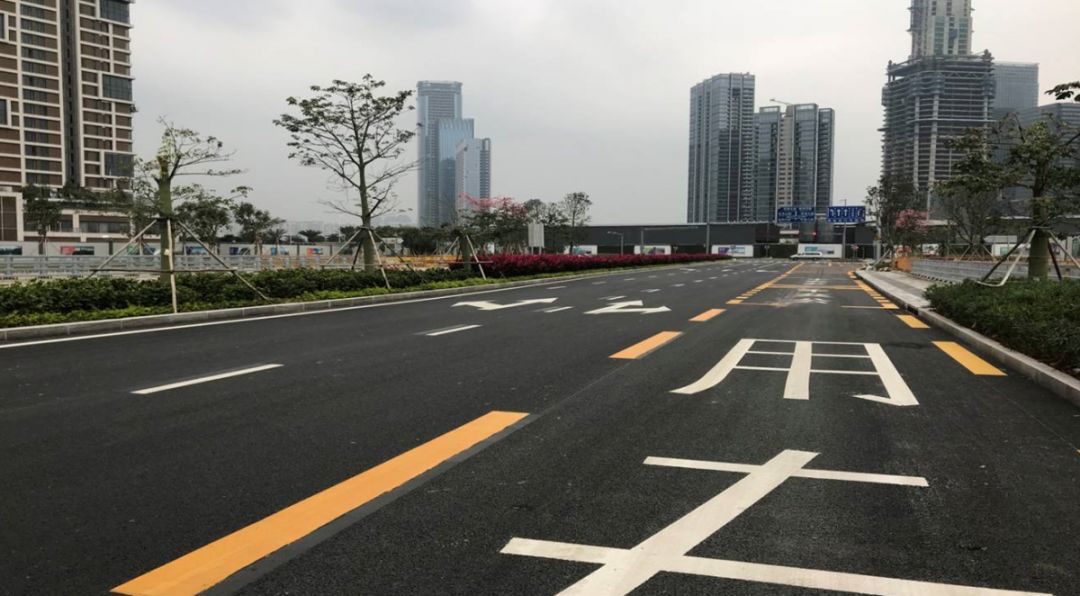 1公里,地下隧道长约2公里,设计为双向四车道加集散车道,包含地下互通