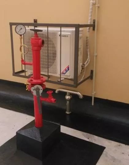 屋顶试验消火栓安装合规,功能正常(最不利点静水压力不小于0.