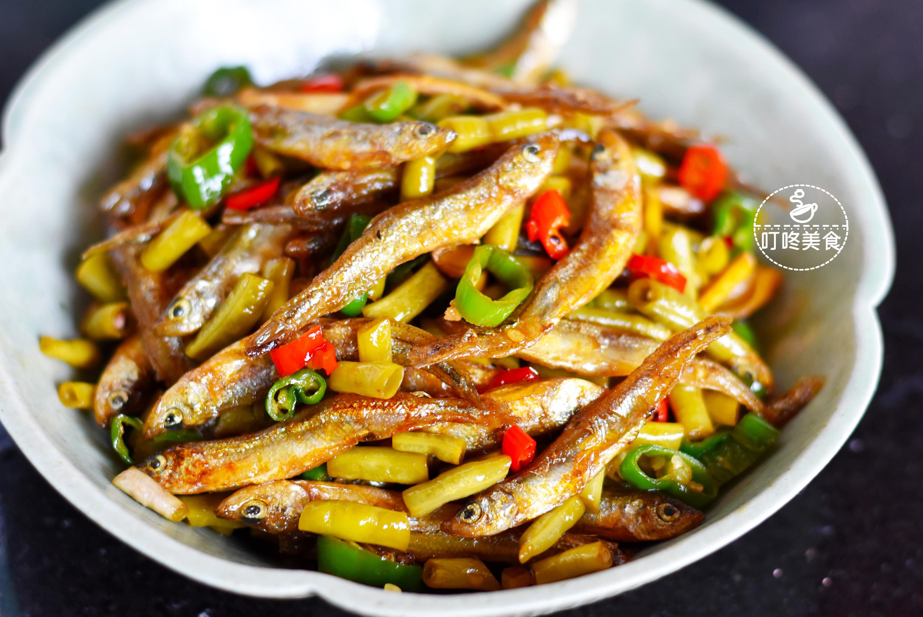 原创炒小鱼干时,记住别直接下锅炒!多做这1步,鱼干不烧焦,味更香