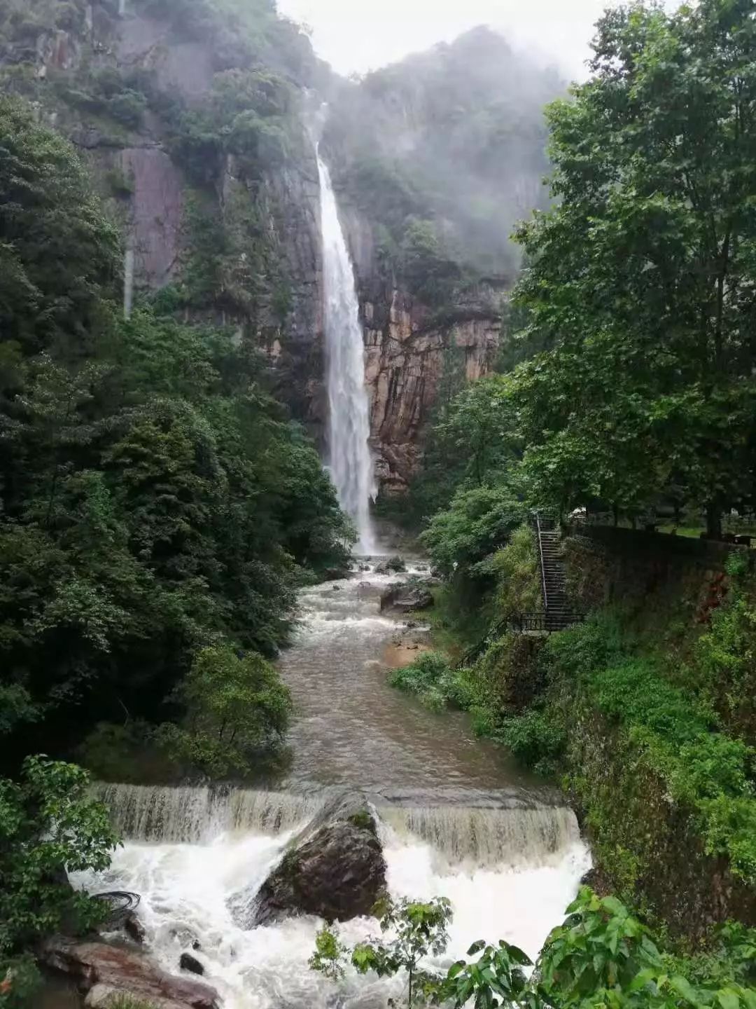 壮观! 龙穿峡景区重现仙境"超级大瀑布",可惜关闭中