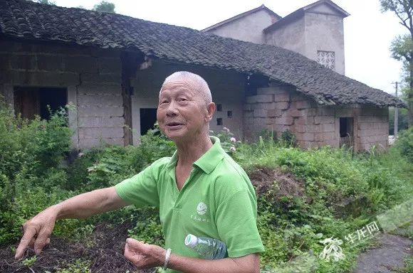 楊國良的堂弟楊德武在楊家祖屋前講述過往故事.