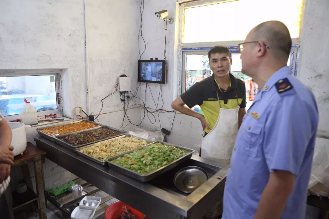 守護舌尖上的安全園鎮開展建築工地食堂專項檢查