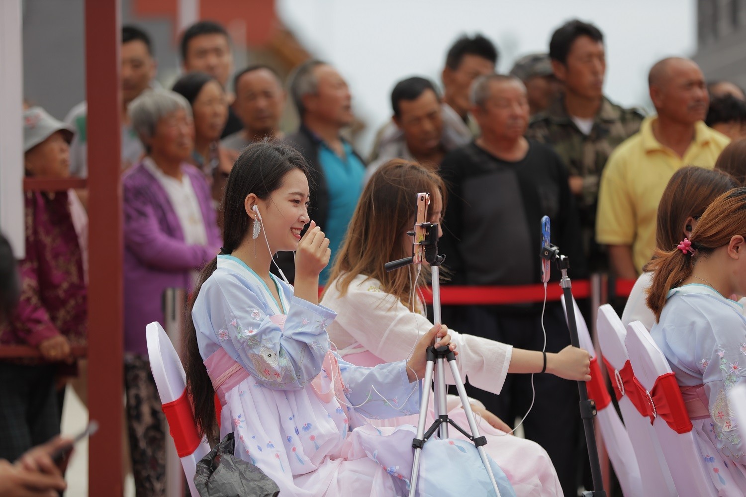 县举行,此次活动以"采摘节开幕式 旅游景点直播 现场互动体验直播"
