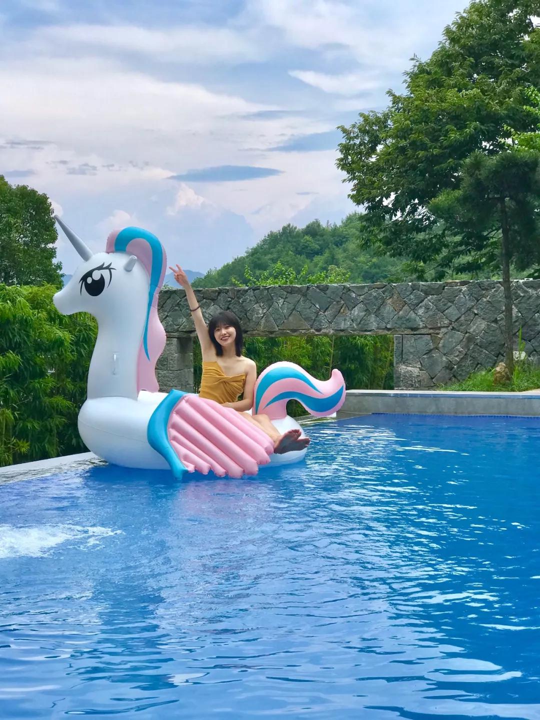 住浪漫玻璃星空屋丨打卡无边泳池,乘ins网红透明玻璃船,享受一整个