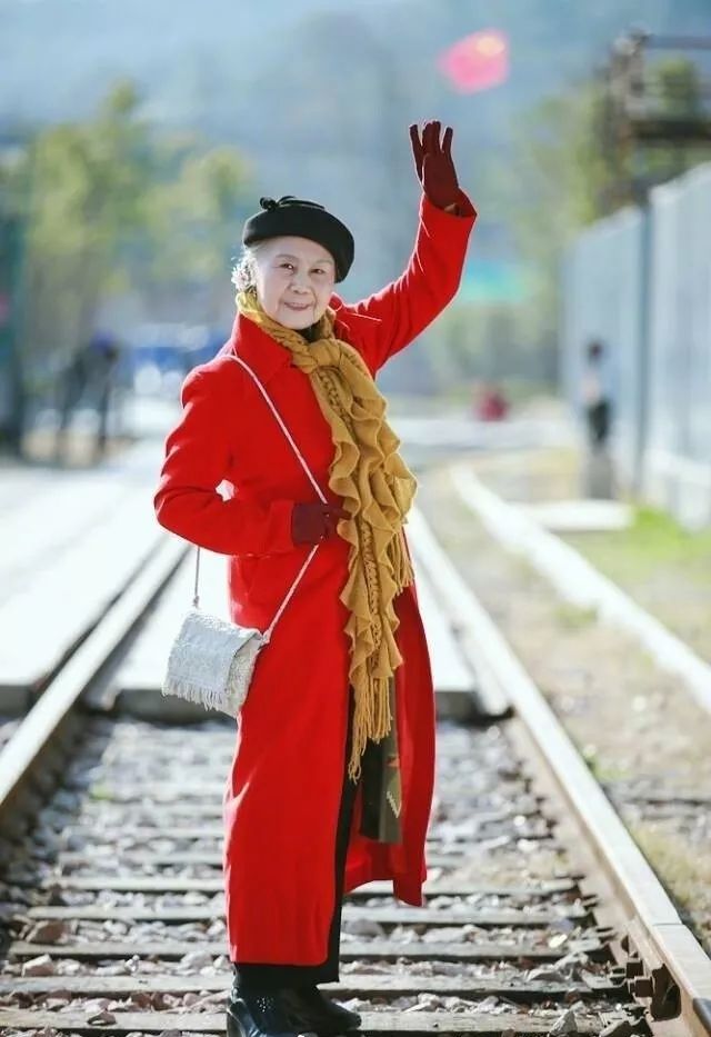 【夕阳正红】90岁不老女神:女人的优雅,从来与年龄无关_周玲