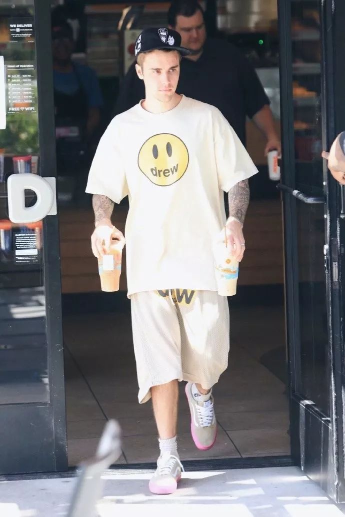 粉丝给scooter留言"照顾好我的比伯"