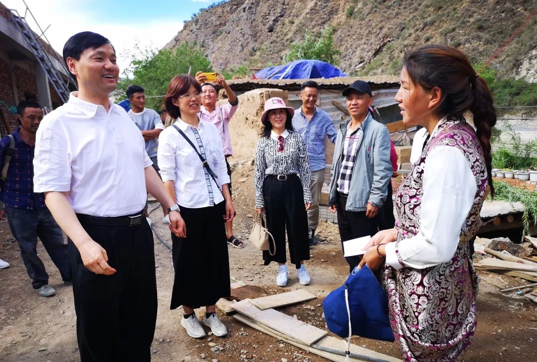 成都东软学院张应辉院长一行赴得荣县开展脱贫攻坚工作