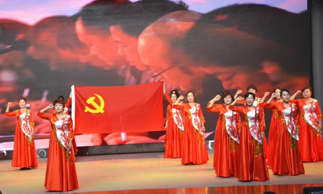 鄂州老年大学举办庆祝建国70周年文艺汇演暨2019年春季结业典礼