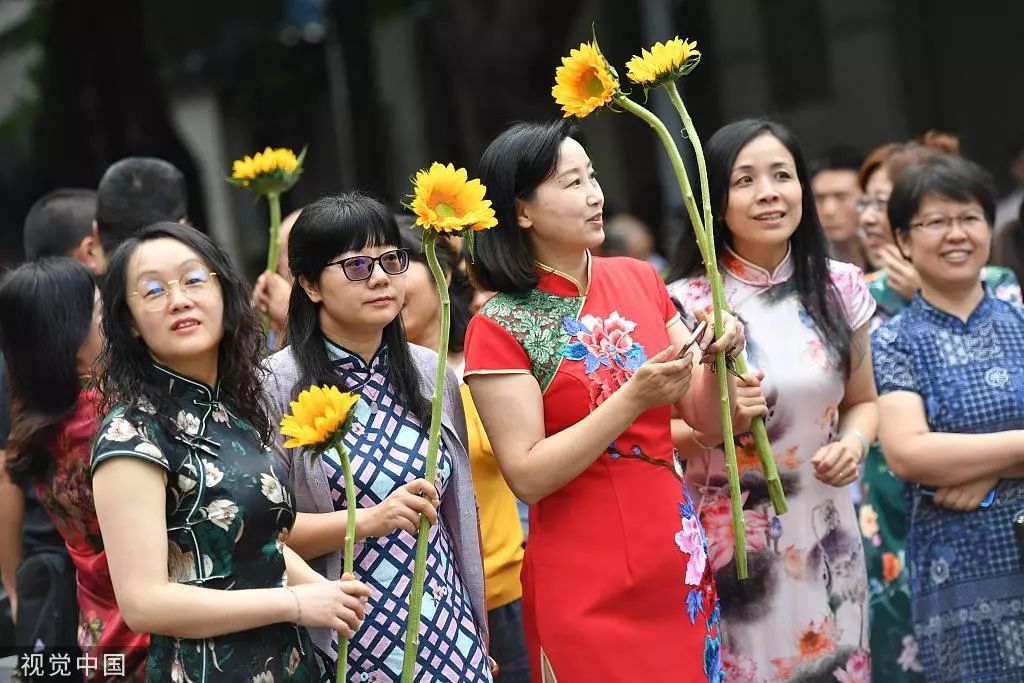 薛俊/视觉中国2019年6月7日,广州,游客在白云山玩蹦极.