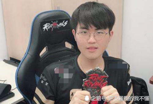 姿态直播和陪玩互发照片将严君泽发过去后网友暴露内心了