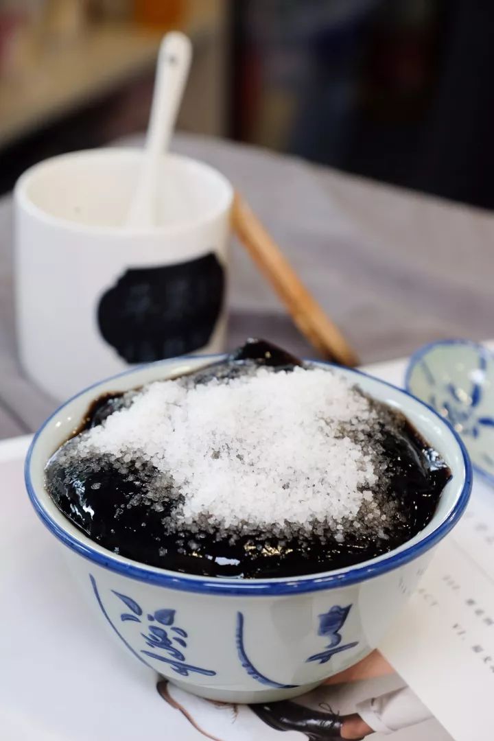 草果,是潮汕版的烧仙草,口感像凉粉,清热解毒,吃前一定要撒上厚厚一层