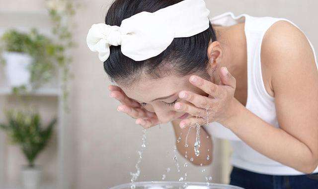 经常用白醋洗脸好吗 用白醋洗脸有什么坏处吗