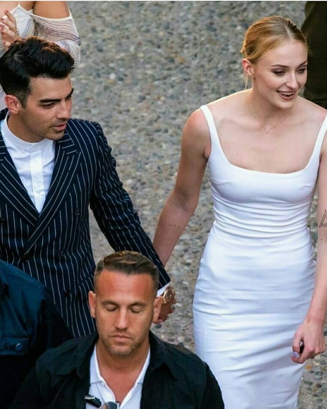 结婚前一天的婚前派对,sophie turner身着cushnie吊带白色礼服裙,简洁