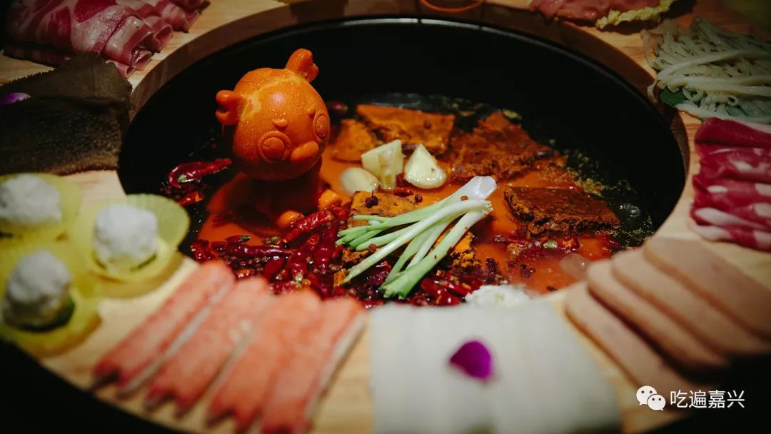 刷爆抖音的游泳圈火锅98块买11道菜辣府为你解决选择困难症
