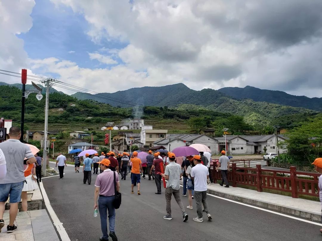 同时,镇村两级干部还认真学习了马图村围绕红色文化,在基础设施建设