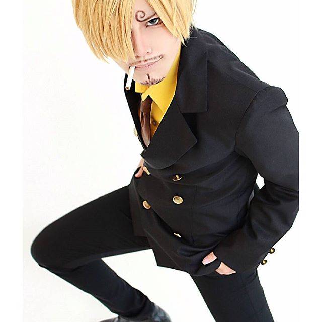 成熟系帅哥山治cos,帅气只展现给小姐姐呦