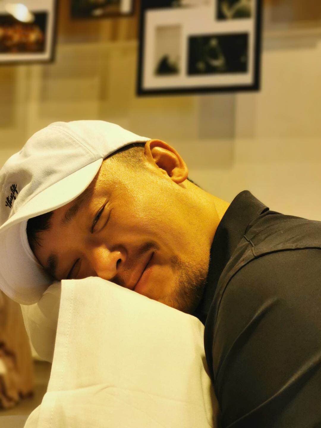 李虹辰出席话剧《枕头人》发布会 大剧场即将开启