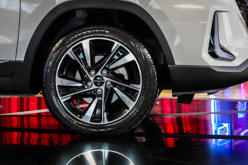 双色轮毂采用了银色和抛光镜面组合,造型比较运动,在轮胎的匹配上