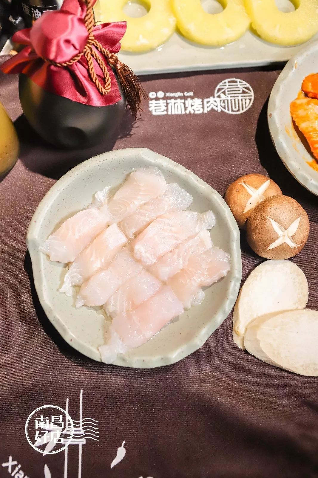 与牛羊猪肉相比龙利鱼的烤制时间短肉质更加细嫩用筷子轻轻分开焦脆甜